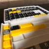 keycaps jaune gris noir
